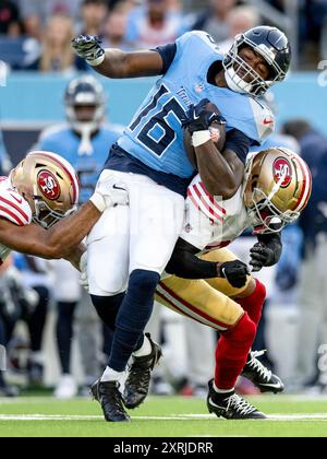 Nashville, Tennessee, USA. August 2024. Der Tennessee Titans Wide Receiver Treylon Burks (16) besitzt den Ball während seines Spiels in Nashville. (Kreditbild: © Camden Hall/ZUMA Press Wire) NUR REDAKTIONELLE VERWENDUNG! Nicht für kommerzielle ZWECKE! Quelle: ZUMA Press, Inc./Alamy Live News Stockfoto