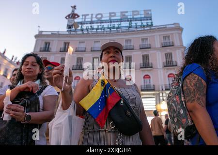 Madrid, Spanien. August 2024. Eine Frau hält während einer Kundgebung eine zündete Kerze. Die venezolanischen Einwohner in Madrid hielten eine Zeremonie zur Kerzenbeleuchtung in der Puerta del Sol in Madrid unter dem Motto „Licht ein Licht, Licht Hoffnung“ ab. Lassen Sie ganz Europa mit Hoffnung für Venezuela erleuchten! Quelle: SOPA Images Limited/Alamy Live News Stockfoto
