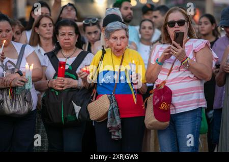 Madrid, Spanien. August 2024. Eine Frau hält während einer Kundgebung eine zündete Kerze. Die venezolanischen Einwohner in Madrid hielten eine Zeremonie zur Kerzenbeleuchtung in der Puerta del Sol in Madrid unter dem Motto „Licht ein Licht, Licht Hoffnung“ ab. Lassen Sie ganz Europa mit Hoffnung für Venezuela erleuchten! (Foto: David Canales/SOPA Images/SIPA USA) Credit: SIPA USA/Alamy Live News Stockfoto