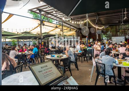 Das Restaurant Fu er Dai in George Town, Penang, Malaysia, ist mit Gästen beschäftigt, die Dim Sum zum Brunch essen, Stockfoto