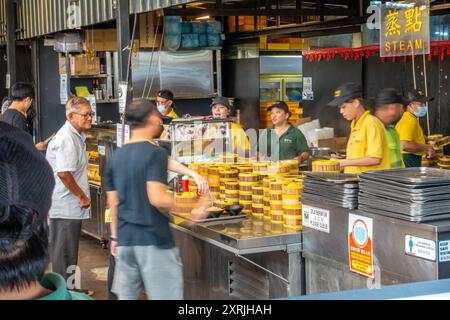 Im Restaurant Fu er Dai in George Town, Penang, Malaysia, wählen die Menschen ihr Essen Dim Sum, das in Südostasien beliebt ist Stockfoto