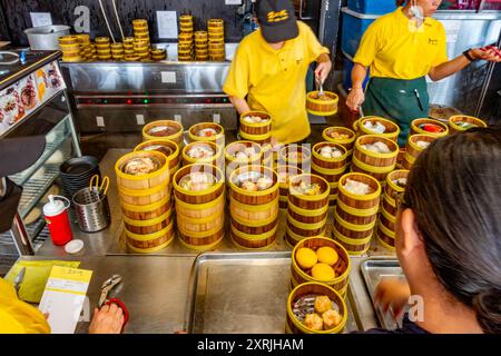 Dampfkörbe mit Dim Sum, beliebt in Südostasien, im Restaurant Fu er Dai in George Town, Penang, Malaysia Stockfoto