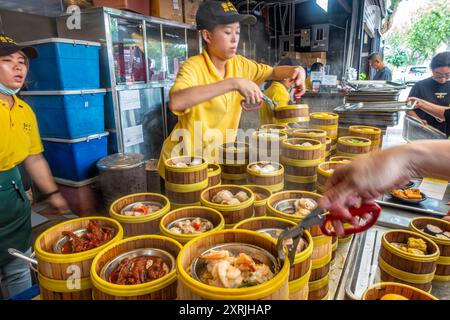 Dampfkörbe mit Dim Sum, beliebt in Südostasien, im Restaurant Fu er Dai in George Town, Penang, Malaysia. Stockfoto