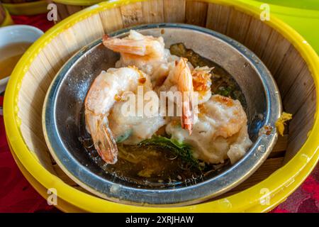 Dampfkorb mit gedämpften Garnelenknödeln, serviert als Teil von Dim Sum, beliebt in Südostasien, in einem Restaurant in George Stockfoto