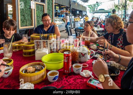 Eine Familie sitzt und isst gemeinsam im Fu er Dai Restaurant in George Town, Penang, Malaysia. Gäste essen Dim Sum zum Brunch. Stockfoto