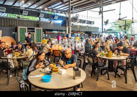 Das Restaurant Fu er Dai in George Town, Penang, Malaysia, ist mit Gästen beschäftigt, die Dim Sum zum Brunch essen, Stockfoto