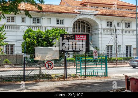 Schild am Eingang zum Parkplatz des Restaurants Fu er Dai in George Town, Penang, Malaysia. Stockfoto