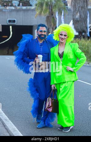 Sydney, Australien, 11. August 2024. Der jährliche öffentliche Marathon „City 2 Surf“. Im Bild: Drag Artists auf der William Street in der Nähe des Rennbeginns. Quelle: Robert Wallace / Wallace Media Network / Alamy Live News Stockfoto