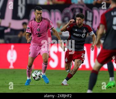 FORT LAUDERDALE, FLORIDA - 8. AUGUST: Mittelfeldspieler Sergio Busquets #5 (L) von Inter Miami und Jonathan Osorio #21 Foto: Chris Arjoon Stockfoto