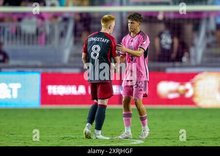 FORT LAUDERDALE, FLORIDA - 8. AUGUST: Verteidiger Noah Allen #32 (R) mit Mittelfeldspieler Matty Longstaff #8 (L) von Toronto FC Foto: Chris Arjoon Stockfoto