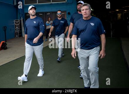 Nashville, Tennessee, USA. August 2024. Der Cheftrainer der Tennessee Titans Brian Callahan erobert das Feld vor einem NFL-Spiel in Nashville. (Kreditbild: © Camden Hall/ZUMA Press Wire) NUR REDAKTIONELLE VERWENDUNG! Nicht für kommerzielle ZWECKE! Quelle: ZUMA Press, Inc./Alamy Live News Stockfoto