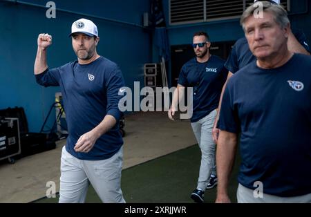 Nashville, Tennessee, USA. August 2024. Der Cheftrainer der Tennessee Titans Brian Callahan erobert das Feld vor einem NFL-Spiel in Nashville. (Kreditbild: © Camden Hall/ZUMA Press Wire) NUR REDAKTIONELLE VERWENDUNG! Nicht für kommerzielle ZWECKE! Quelle: ZUMA Press, Inc./Alamy Live News Stockfoto