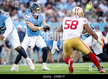 Nashville, Tennessee, USA. August 2024. Tennessee Titans (8) will Levis macht den Ball während seines NFL-Spiels in Nashville aus. (Kreditbild: © Camden Hall/ZUMA Press Wire) NUR REDAKTIONELLE VERWENDUNG! Nicht für kommerzielle ZWECKE! Quelle: ZUMA Press, Inc./Alamy Live News Stockfoto