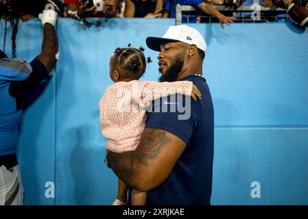 Nashville, Tennessee, USA. August 2024. Tennessee Titans Jeffery Simmons hält seine Tochter nach einem Spiel in Nashville fest. (Kreditbild: © Camden Hall/ZUMA Press Wire) NUR REDAKTIONELLE VERWENDUNG! Nicht für kommerzielle ZWECKE! Quelle: ZUMA Press, Inc./Alamy Live News Stockfoto