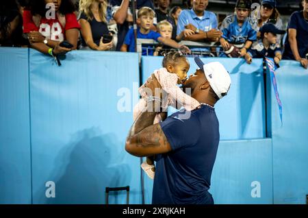 Nashville, Tennessee, USA. August 2024. Tennessee Titans Jeffery Simmons hält seine Tochter nach einem Spiel in Nashville fest. (Kreditbild: © Camden Hall/ZUMA Press Wire) NUR REDAKTIONELLE VERWENDUNG! Nicht für kommerzielle ZWECKE! Quelle: ZUMA Press, Inc./Alamy Live News Stockfoto