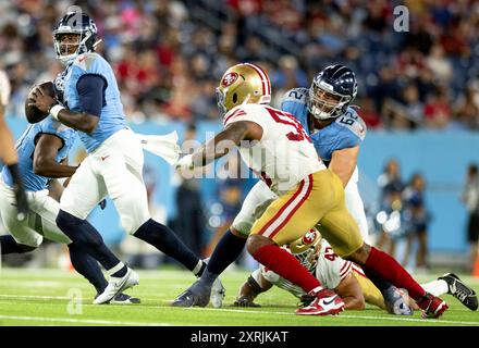 Nashville, Tennessee, USA. August 2024. Tennessee Titans (7) Malik Willis sucht nach Optionen, an die er den Ball weitergeben kann. (Kreditbild: © Camden Hall/ZUMA Press Wire) NUR REDAKTIONELLE VERWENDUNG! Nicht für kommerzielle ZWECKE! Quelle: ZUMA Press, Inc./Alamy Live News Stockfoto