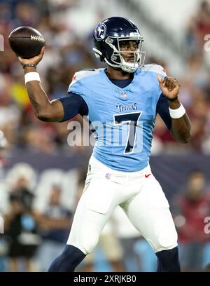 Nashville, Tennessee, USA. August 2024. Tennessee Titans (7) Malik Willis fällt zurück, um den Ball während seines NFL-Spiels zu passieren. (Kreditbild: © Camden Hall/ZUMA Press Wire) NUR REDAKTIONELLE VERWENDUNG! Nicht für kommerzielle ZWECKE! Quelle: ZUMA Press, Inc./Alamy Live News Stockfoto