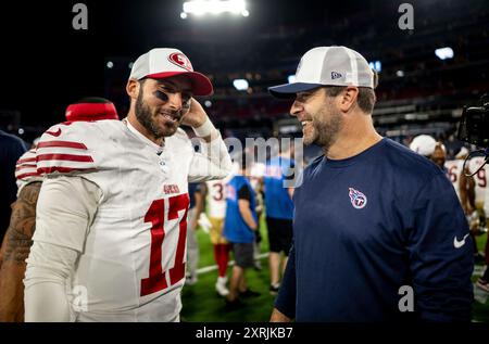 Nashville, Tennessee, USA. August 2024. Der Cheftrainer der Tennessee Titans Brian Callahan spricht mit Brandon Allen nach einem Spiel in Nashville. (Kreditbild: © Camden Hall/ZUMA Press Wire) NUR REDAKTIONELLE VERWENDUNG! Nicht für kommerzielle ZWECKE! Quelle: ZUMA Press, Inc./Alamy Live News Stockfoto