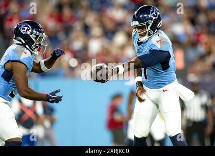 Nashville, Tennessee, USA. August 2024. Tennessee Titans (7) Malik Willis übergibt den Ball während seines NFL-Vorsaisonspiels. (Kreditbild: © Camden Hall/ZUMA Press Wire) NUR REDAKTIONELLE VERWENDUNG! Nicht für kommerzielle ZWECKE! Quelle: ZUMA Press, Inc./Alamy Live News Stockfoto