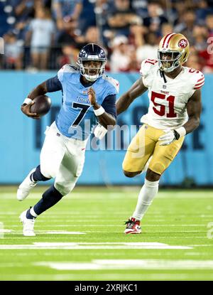 Nashville, Tennessee, USA. August 2024. Tennessee Titans (7) Malik Willis spielt den Ball, während er von San Francisco 49ers Defensive End Robert Beal Jr. (51) während eines Vorsaisonspiels in Nashville bewacht wird. (Kreditbild: © Camden Hall/ZUMA Press Wire) NUR REDAKTIONELLE VERWENDUNG! Nicht für kommerzielle ZWECKE! Quelle: ZUMA Press, Inc./Alamy Live News Stockfoto
