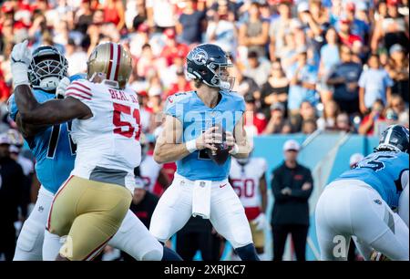 Nashville, Tennessee, USA. August 2024. Tennessee Titans (8) will Levis sucht nach Optionen, an die er den Ball während eines NFL-Spiels in Nashville abgeben kann. (Kreditbild: © Camden Hall/ZUMA Press Wire) NUR REDAKTIONELLE VERWENDUNG! Nicht für kommerzielle ZWECKE! Quelle: ZUMA Press, Inc./Alamy Live News Stockfoto