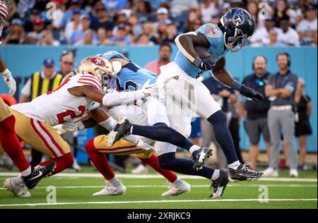 Nashville, Tennessee, USA. August 2024. Tennessee Titans Running Back Tyjae Spears (2) springt in die Endzone für einen Touchdown. (Kreditbild: © Camden Hall/ZUMA Press Wire) NUR REDAKTIONELLE VERWENDUNG! Nicht für kommerzielle ZWECKE! Quelle: ZUMA Press, Inc./Alamy Live News Stockfoto