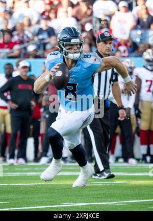 Nashville, Tennessee, USA. August 2024. Tennessee Titans (8) will Levis sucht nach Optionen, an die er den Ball während eines NFL-Spiels in Nashville abgeben kann. (Kreditbild: © Camden Hall/ZUMA Press Wire) NUR REDAKTIONELLE VERWENDUNG! Nicht für kommerzielle ZWECKE! Quelle: ZUMA Press, Inc./Alamy Live News Stockfoto