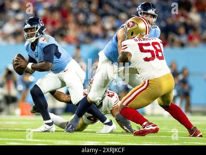 Nashville, Tennessee, USA. August 2024. Tennessee Titans (7) Malik Willis sucht nach Optionen, an die er den Ball weitergeben kann. (Kreditbild: © Camden Hall/ZUMA Press Wire) NUR REDAKTIONELLE VERWENDUNG! Nicht für kommerzielle ZWECKE! Quelle: ZUMA Press, Inc./Alamy Live News Stockfoto