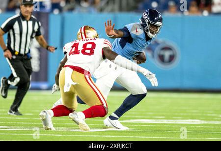 Nashville, Tennessee, USA. August 2024. Tennessee Titans (7) Malik Willis versucht, San Francisco 49ers Linebacker Tatum Bethune (Foto: © Camden Hall/ZUMA Press Wire) NUR REDAKTIONELLE VERWENDUNG ZU NUTZEN! Nicht für kommerzielle ZWECKE! Quelle: ZUMA Press, Inc./Alamy Live News Stockfoto