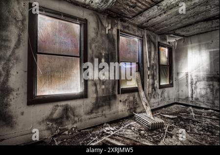 Gespenstische Fenster und zerbröckelnde Wände in der verlassenen Marinestützung Mare Island in Vallejo, Kalifornien. Stockfoto