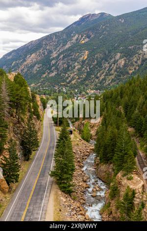 Von der Eisenbahnbrücke in Georgetown, Colorado, aus der Vogelperspektive Georgetown Loop Railroad, Clear Creek und Loop Road Stockfoto