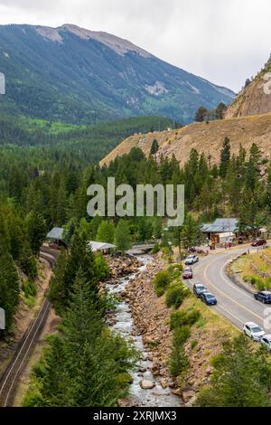 Von der Eisenbahnbrücke in Georgetown, Colorado, aus der Vogelperspektive Georgetown Loop Railroad, Clear Creek und Loop Road Stockfoto