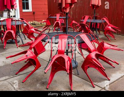 Rote Tische und Stühle in einem geschlossenen Straßencafé in Georgetown, Colorado Stockfoto