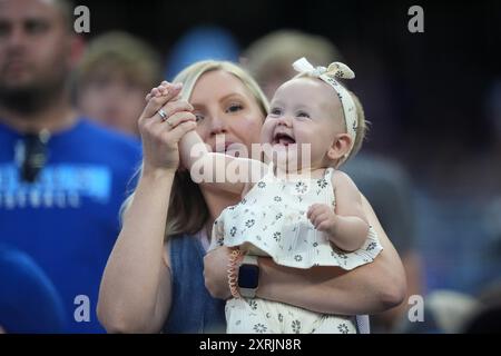 Kansas City, Missouri. AUGUST 2024: Fans aller Altersgruppen genießen ein Spiel im Kauffman Stadium Kansas City, Missouri. Jon Robichaud/CSM. (Foto: © Jon Robichaud/Cal Sport Media) Foto: Cal Sport Media/Alamy Live News Stockfoto