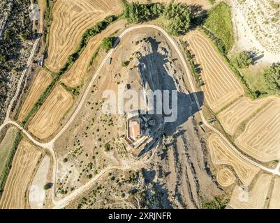 Blick aus der Vogelperspektive auf das spanische mittelalterliche Schloss Paracuellos de la Vega, das auf einem Felsen in Cuenca thront, quadratischer Turm umgeben von einer Ringmauer mit kleinem Kreis Stockfoto