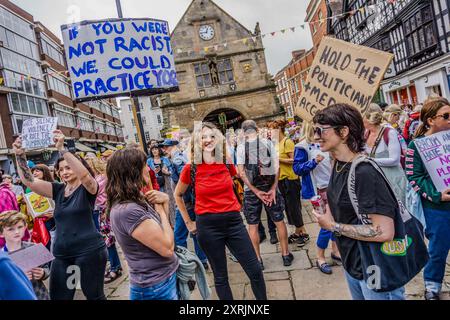 Shrewsbury, Großbritannien. August 2024. Während der Demonstration versammeln sich Demonstranten. Demonstranten versammeln sich auf dem Platz an einem Stand Up to Rassismus Protest, als Reaktion auf einen geplanten rechtsextremen Protest nach Unruhen und Unruhen in der Stadt Shrewsbury. Quelle: SOPA Images Limited/Alamy Live News Stockfoto