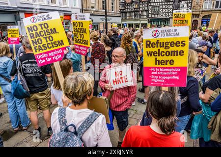 Shrewsbury, Großbritannien. August 2024. Die Demonstranten halten während der Demonstration Plakate. Demonstranten versammeln sich auf dem Platz an einem Stand Up to Rassismus Protest, als Reaktion auf einen geplanten rechtsextremen Protest nach Unruhen und Unruhen in der Stadt Shrewsbury. Quelle: SOPA Images Limited/Alamy Live News Stockfoto