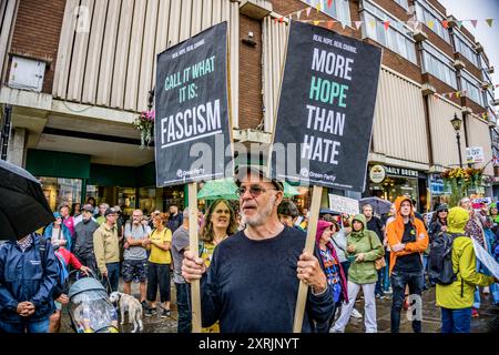 Shrewsbury, Großbritannien. August 2024. Ein Demonstrant hält während der Demonstration Plakate. Demonstranten versammeln sich auf dem Platz an einem Stand Up to Rassismus Protest, als Reaktion auf einen geplanten rechtsextremen Protest nach Unruhen und Unruhen in der Stadt Shrewsbury. Quelle: SOPA Images Limited/Alamy Live News Stockfoto