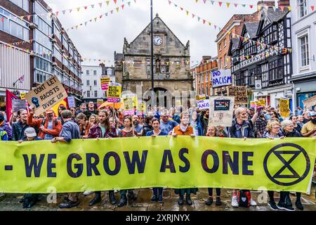 Shrewsbury, Großbritannien. August 2024. Demonstranten halten während der Demonstration ein Banner. Demonstranten versammeln sich auf dem Platz an einem Stand Up to Rassismus Protest, als Reaktion auf einen geplanten rechtsextremen Protest nach Unruhen und Unruhen in der Stadt Shrewsbury. Quelle: SOPA Images Limited/Alamy Live News Stockfoto