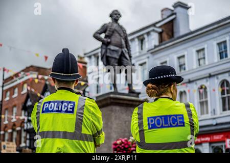 Shrewsbury, Großbritannien. August 2024. Polizisten im Dienst während der Demonstration. Demonstranten versammeln sich auf dem Platz an einem Stand Up to Rassismus Protest, als Reaktion auf einen geplanten rechtsextremen Protest nach Unruhen und Unruhen in der Stadt Shrewsbury. Quelle: SOPA Images Limited/Alamy Live News Stockfoto