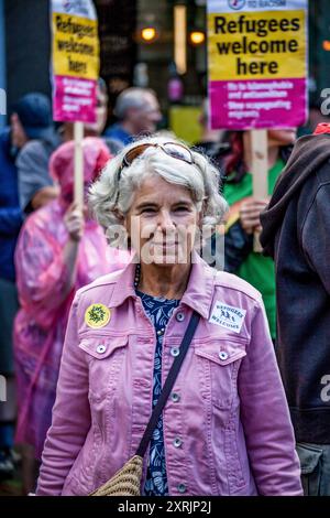 Shrewsbury, Großbritannien. August 2024. Ein Demonstrant trägt während der Demonstration Abzeichen. Demonstranten versammeln sich auf dem Platz an einem Stand Up to Rassismus Protest, als Reaktion auf einen geplanten rechtsextremen Protest nach Unruhen und Unruhen in der Stadt Shrewsbury. Quelle: SOPA Images Limited/Alamy Live News Stockfoto