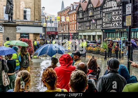 Shrewsbury, Großbritannien. August 2024. Die Demonstranten ertragen den Regen während der Demonstration. Demonstranten versammeln sich auf dem Platz an einem Stand Up to Rassismus Protest, als Reaktion auf einen geplanten rechtsextremen Protest nach Unruhen und Unruhen in der Stadt Shrewsbury. (Foto: Jim Wood/SOPA Images/SIPA USA) Credit: SIPA USA/Alamy Live News Stockfoto