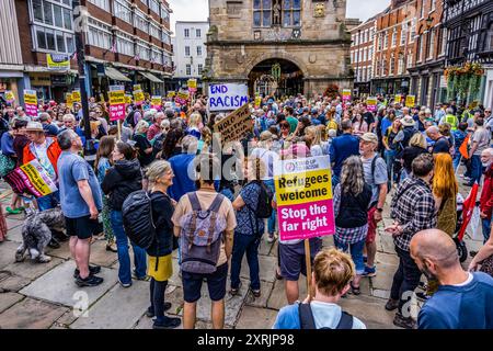 Shrewsbury, Großbritannien. August 2024. Während der Demonstration versammeln sich Demonstranten. Demonstranten versammeln sich auf dem Platz an einem Stand Up to Rassismus Protest, als Reaktion auf einen geplanten rechtsextremen Protest nach Unruhen und Unruhen in der Stadt Shrewsbury. (Foto: Jim Wood/SOPA Images/SIPA USA) Credit: SIPA USA/Alamy Live News Stockfoto