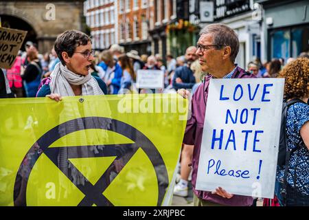 Shrewsbury, Großbritannien. August 2024. Demonstranten nehmen an der Demonstration Teil. Demonstranten versammeln sich auf dem Platz an einem Stand Up to Rassismus Protest, als Reaktion auf einen geplanten rechtsextremen Protest nach Unruhen und Unruhen in der Stadt Shrewsbury. (Foto: Jim Wood/SOPA Images/SIPA USA) Credit: SIPA USA/Alamy Live News Stockfoto