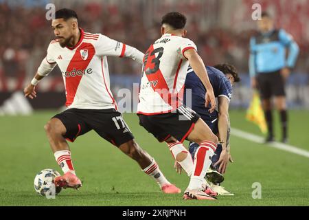 Buenos Aires, Argentinien. August 2024. Der chilenische Verteidiger Paulo Diaz (L) von River Plate verlässt Huracans Stürmer Walter Mazzantti während des Argentine Professional Football League Turniers 2024 im El Monumental Stadion in Buenos Aires am 10. August 2024. Quelle: Alejandro Pagni/Alamy Live News Stockfoto