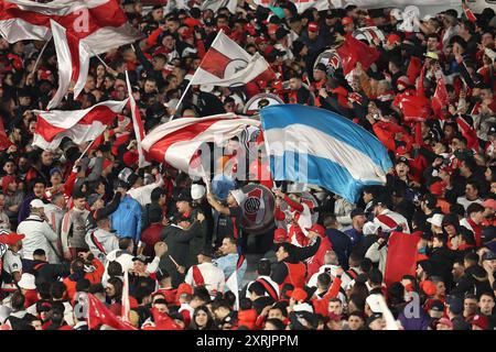 Buenos Aires, Argentinien. August 2024. Die Fans von River Plate jubeln ihr Team beim Argentine Professional Football League Turnier 2024 gegen Huracan im El Monumental Stadion in Buenos Aires am 10. August 2024 an. Quelle: Alejandro Pagni/Alamy Live News Stockfoto