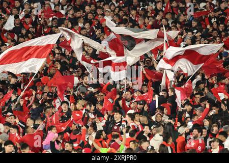 Buenos Aires, Argentinien. August 2024. Die Fans von River Plate jubeln ihr Team beim Argentine Professional Football League Turnier 2024 gegen Huracan im El Monumental Stadion in Buenos Aires am 10. August 2024 an. Quelle: Alejandro Pagni/Alamy Live News Stockfoto