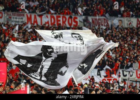 Buenos Aires, Argentinien. August 2024. Die Fans von River Plate bejubeln ihr Team beim Argentine Professional Football League Turnier 2024 gegen Huracan im El Monumental Stadion in Buenos Aires am 10. August 2024. Quelle: Alejandro Pagni/Alamy Live News Stockfoto