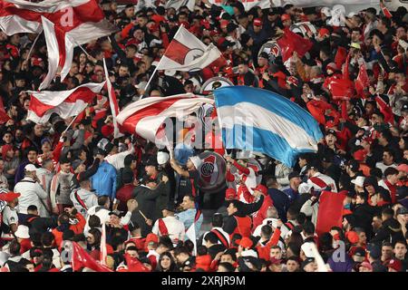 River Plates Fans jubeln ihr Team beim Argentine Professional Football League Turnier 2024 gegen Huracan im El Monumental Stadion in Buenos Aires, am 10. August 2024 BUENOS AIRES ARGENTINIEN Copyright: XALEJANDROxPAGNIx Stockfoto