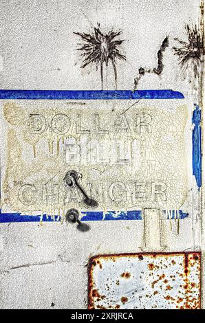 In den zerrissenen, verwitterten Böden und Wänden der stillgelegten Marinebasis Mare Island in Vallejo, Kalifornien, finden sich historische Echos Stockfoto